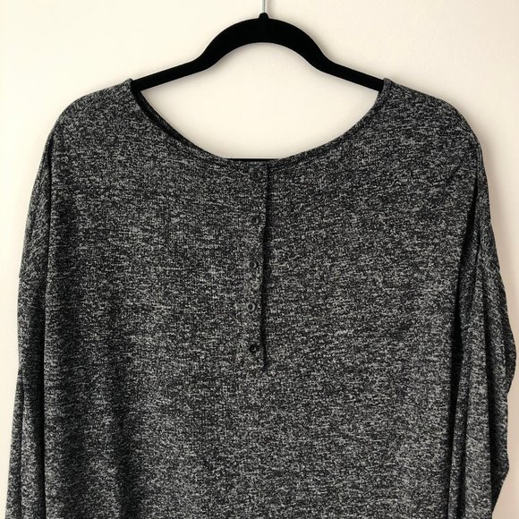 ⭐️ 2/$20 ⭐RW&CO. Oversize Asymmetric Gray Shirt Long Sleeve - Picture 4 of 6